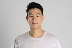 Porträt von asiatisch Mann posieren auf Weiß Hintergrund foto