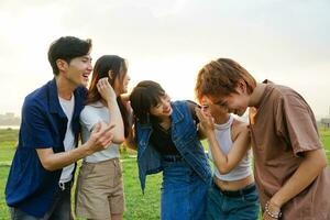 Bild von ein Gruppe von jung asiatisch Menschen Lachen glücklich zusammen foto