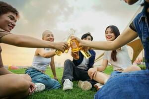 Bild von Gruppe von freunde feiern und Trinken Bier zusammen foto