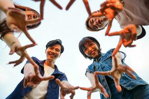 Bild von ein Gruppe von jung asiatisch Menschen Lachen glücklich zusammen foto