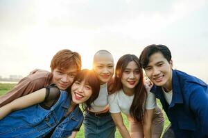 Bild von ein Gruppe von jung asiatisch Menschen Lachen glücklich zusammen foto