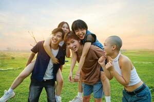 Bild von ein Gruppe von jung asiatisch Menschen Lachen glücklich zusammen foto