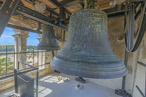 Bild von Bronze- Glocken im ein Glocke Turm von ein historisch Kirche im Kratia foto