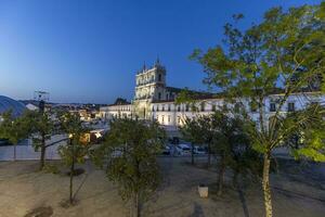 Aussicht von das Kloster im das Portugiesisch Stadt, Dorf von Alcobaca beim Dämmerung foto