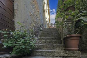 Bild von ein alt, Stein extern Treppe im ein mittelalterlich Stadt, Dorf foto