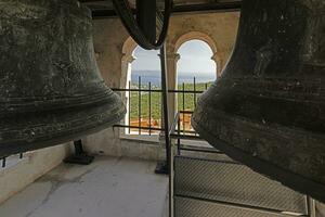 Bild von Bronze- Glocken im ein Glocke Turm von ein historisch Kirche im Kratia foto