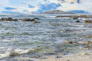 Aussicht von das turbulent atlantisch Ozean beim Praia aivados im Portugal im das Morgen Licht foto