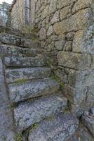 Bild von ein alt, bewachsen Stein extern Treppe im ein mittelalterlich Ruine foto