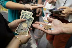 Tourist Hand und japanisch Yen Banknote im Reisen Einkaufen Bereich foto