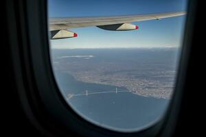 Antenne Aussicht von Flugzeug Fenster Über Akashi-Kaikyo Brücke Kreuzung Osaka Bucht Japan foto