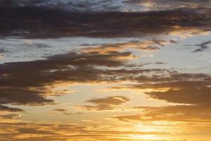 goldener Dämmerungshimmel vor Sonnenuntergang, Himmelshintergrund foto