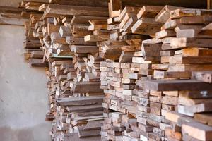 Sägewerk mit Holzlager voller Schnittholz foto