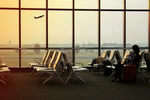 Flughafen warten Bereich mit Stühle und Gepäck beim Flughafen Terminal. Reise Konzept foto