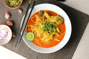 khao soi oder würzig khao soi ist ein Beliebt thailändisch Essen, oben Sicht, eben legen foto