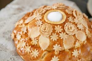 Laib von traditionell Russisch Brot mit Salz- foto