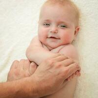 Masseur tun Übung zum Hände wenig Baby foto