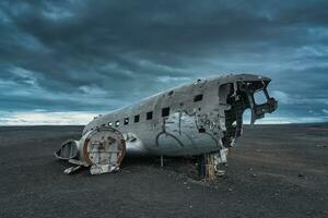 abgestürzt Militär- dc 3 Flugzeug Wrack auf schwarz Sand Strand im Island foto