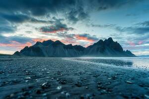 Sonnenuntergang Himmel Über Vestrahorn Berg auf schwarz Sand Strand im Sommer- beim Schöll foto