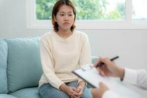 Frau mit psychischen Problemen berät. Der Psychiater zeichnet den Zustand des Patienten für die Behandlung auf. Ermutigung, Liebes- und Familienproblem, bipolar, Depressionspatient, Selbstmord schützen foto