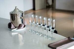 Anordnung von Wein Glas mit rostfrei Eimer auf Bar foto