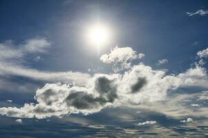 Sonne auf Wolken im das Blau Himmel foto