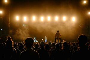 Silhouette Jugend Publikum sind Aufpassen das Nacht Konzert foto