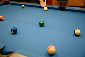 Spieler Zielen Grün Ball Billard- auf Billard- Schwimmbad foto