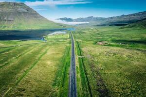 Autobahn Straße mit vulkanisch Berg und moosig Fernbedienung Wildnis durch Küste im Sommer- foto