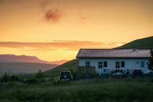 Wohn Haus und bunt Sonnenuntergang Himmel im ländlich Ackerland während Sommer- foto