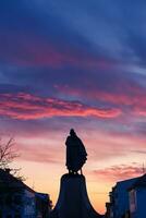 Monument Statue von Leif Erikson, ein berühmt isländisch Forscher im Vorderseite von Main mitnehmen das hallgrimskirkja Kirche im das Sonnenuntergang foto