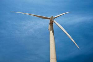 Wind Generator Turbine im Himmel foto