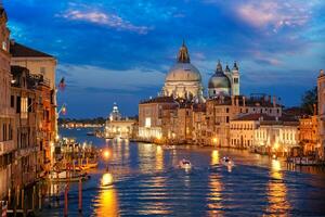 Aussicht von Venedig großartig Kanal und Santa Maria della Gruß Kirche im das Abend foto