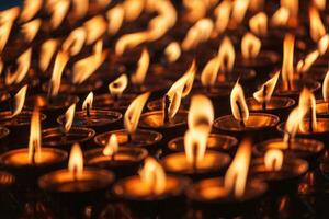 Verbrennung Kerzen im Buddhist Tempel foto