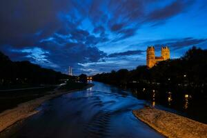 isar Fluss, Park und st maximilian Kirche von reichenbach Brücke. München, Bayern, Deutschland. foto