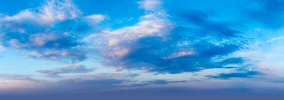 Abendhimmel mit Wolken foto