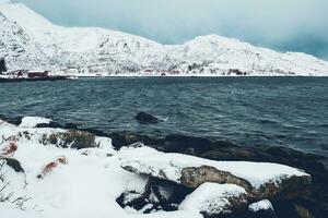 norwegisch Fjord mit rot rorbu Häuser im Norwegen im Winter foto