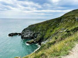 Cliff gehen durch das Meer foto