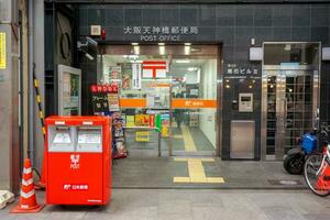 Osaka Stadt, jp, 2019 - - klein Post Büro im tenjinbashisuji Einkaufen Straße Bereich. klein Post Büro bauen im verschiedene setzt um das Stadt zu erleichtern das Menschen Wer wollen zu verwenden Service. foto