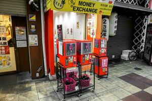 Osaka Stadt, jp, 2019 - - Verkauf Box japanisch Kapsel Spielzeuge zum Erwachsene im Einkaufen Straße, Osaka. Innerhalb ein Kappen ist Produkt Das fokussiert auf Sex und verkaufen teuer als normal. foto