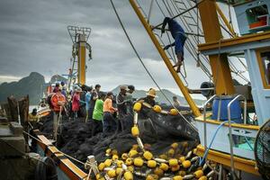 prachuap Khiri Khan Thailand - - 14. September 2018 Fischerei Boot Arbeiter Arbeiten auf Angeln Boot nach Annäherung auf Hafen im früh Morgen beim klong wan Kreis prachuap Khiri Khan Süd- von Thailand foto