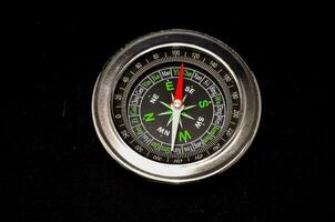 ein Metall Kompass mit Grün und schwarz Markierungen foto