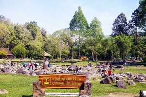 Lampang, Th, 2020 - - Teller von das Platz mit Menge von Menschen und Tourist Kommen Sie zu Besuch heiß Federn beim chae Sohn National Park, Lampang Provinz, Thailand. foto