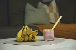 Bananen Nächster zu Smoothies auf das Tisch. Obstarismus Konzept. foto