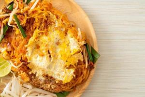 Pad thai - gebratene Nudeln nach thailändischer Art mit Ei verrühren