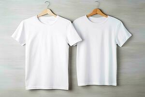 T-Shirt Attrappe, Lehrmodell, Simulation auf ein Weiß Hintergrund generiert ai foto