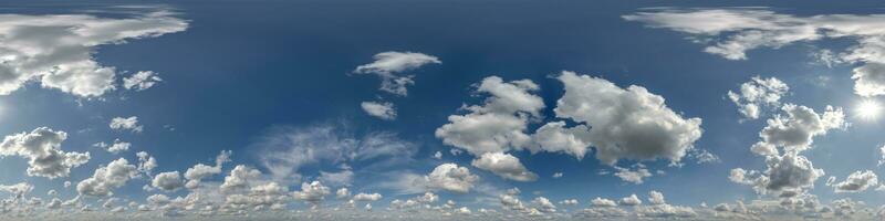 nahtlos wolkig Blau Himmel 360 hdri Panorama Aussicht mit Zenit und schön Wolken zum verwenden im 3d Grafik wie Himmel Kuppel Ersatz oder bearbeiten Drohne Schuss foto