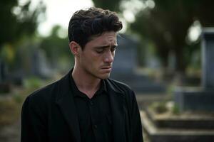 Porträt von ein traurig und deprimiert Mann im ein schwarz Mantel auf das Hintergrund von ein Friedhof.Beerdigung Konzept ai generiert foto
