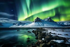 Aurora Borealis im Island mit Schnee bedeckt Berge und Betrachtung ai generiert foto