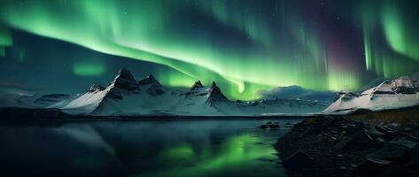 Aurora Borealis im Island mit Schnee bedeckt Berge und Betrachtung ai generiert foto