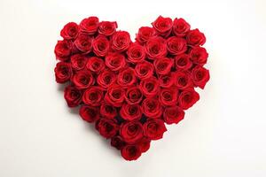 ai generiert Herz gemacht von rot Rosen auf Weiß Hintergrund, Valentinsgrüße Tag Konzept foto